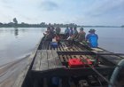 Sulitnya Medan, Satgas TMMD ke-129 Kodim 0313/KPR Langsir Material Kerikil Lewat Jalur Air ke Pangkalan Terap