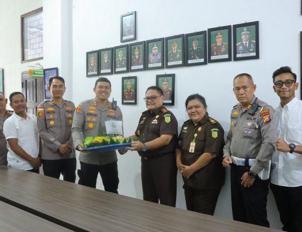 Hari Bhakti Adhyaksa, Kapolres Meranti Beri Kejutan Tumpeng ke Kejari