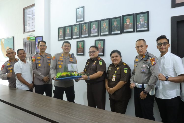 Hari Bhakti Adhyaksa, Kapolres Meranti Beri Kejutan Tumpeng ke Kejari